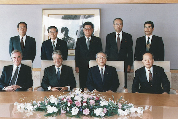 Juan Gorbeña and Polo Villaamil with the directors of Toyota after the Toyota Motor Corporation